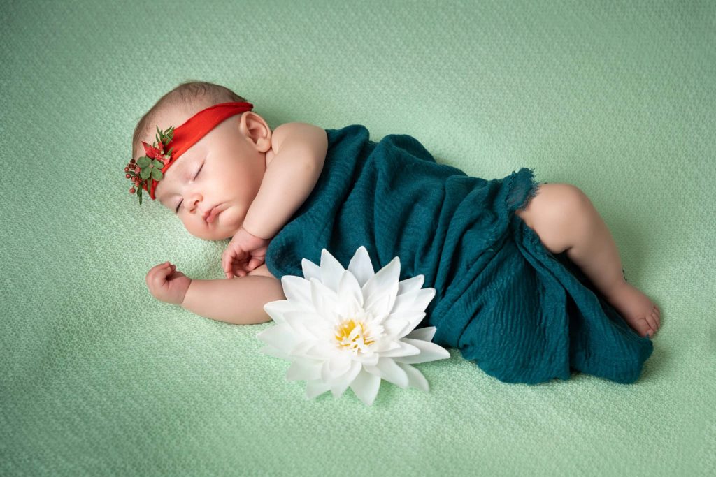 Prestations / Photographe Naissance Strasbourg 6 Bébé Photographié En Studio Avec Accessoire Tricoté, Séance Newborn Alsace
