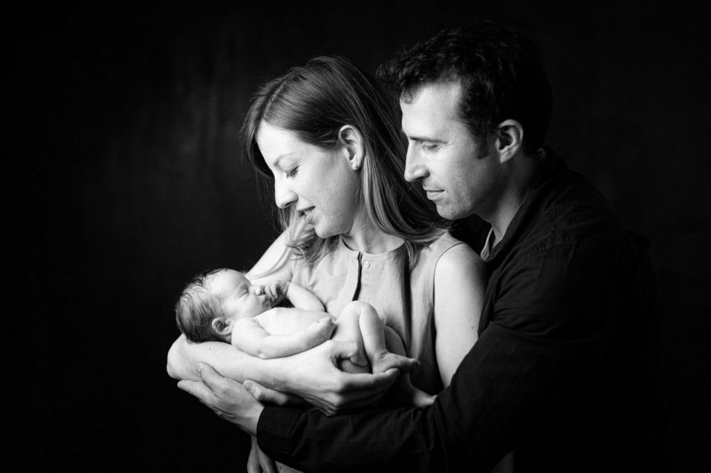 Prestations / Photographe Naissance Strasbourg 10 Nouveau-Né En Pose &Quot;Cœur&Quot; Dans Les Bras Réunis Des Parents, Photo Naissance En Studio Strasbourg