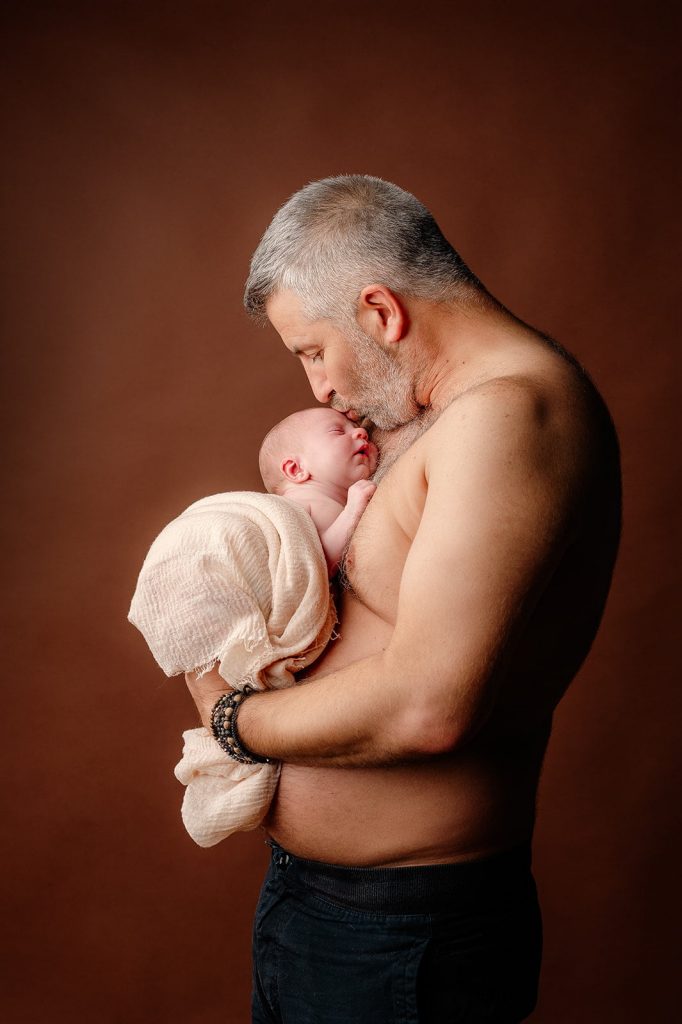 Prestations / Photographe Naissance Strasbourg 4 Bébé Photographié En Studio Avec Accessoire Tricoté, Séance Newborn Alsace