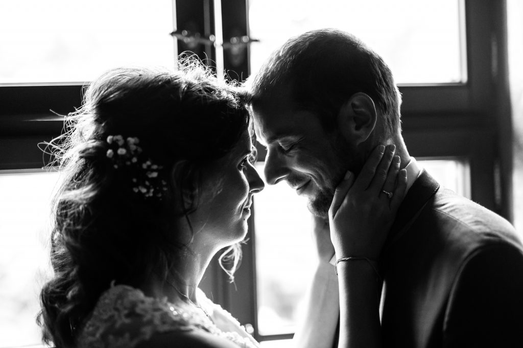 Deux Mariages Du Côté De Chez Anne À Strasbourg : Le Regard De Vos Photographes 8 Portrait De Couple Dans Le Parc Du Côté De Chez Anne