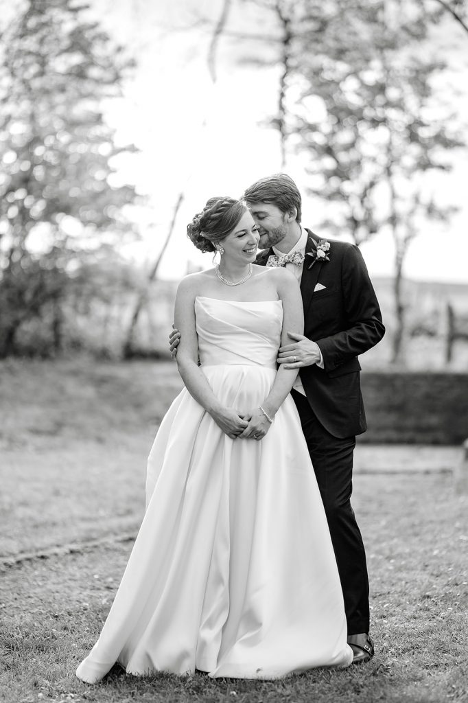 Pose étreinte derrière mariée