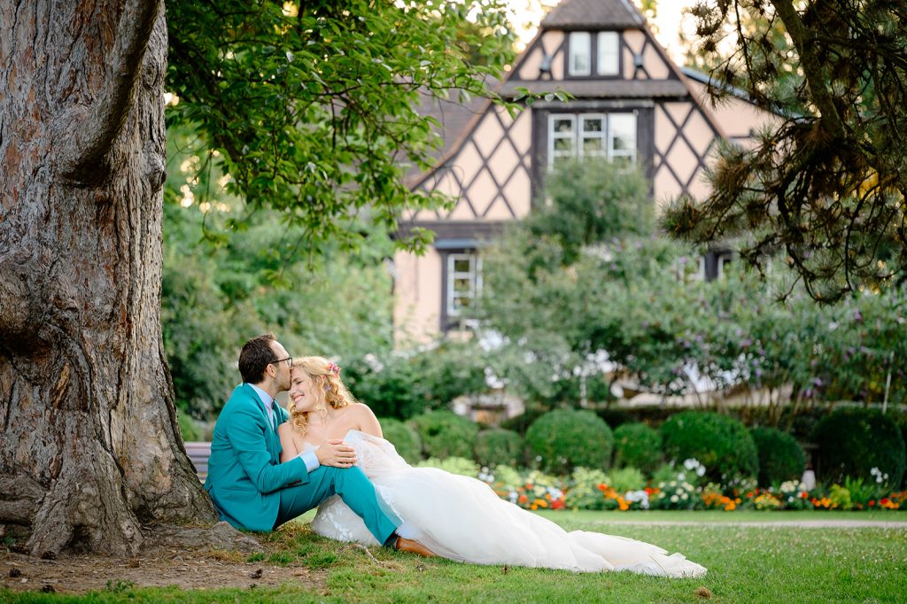 Baiser front couple mariés